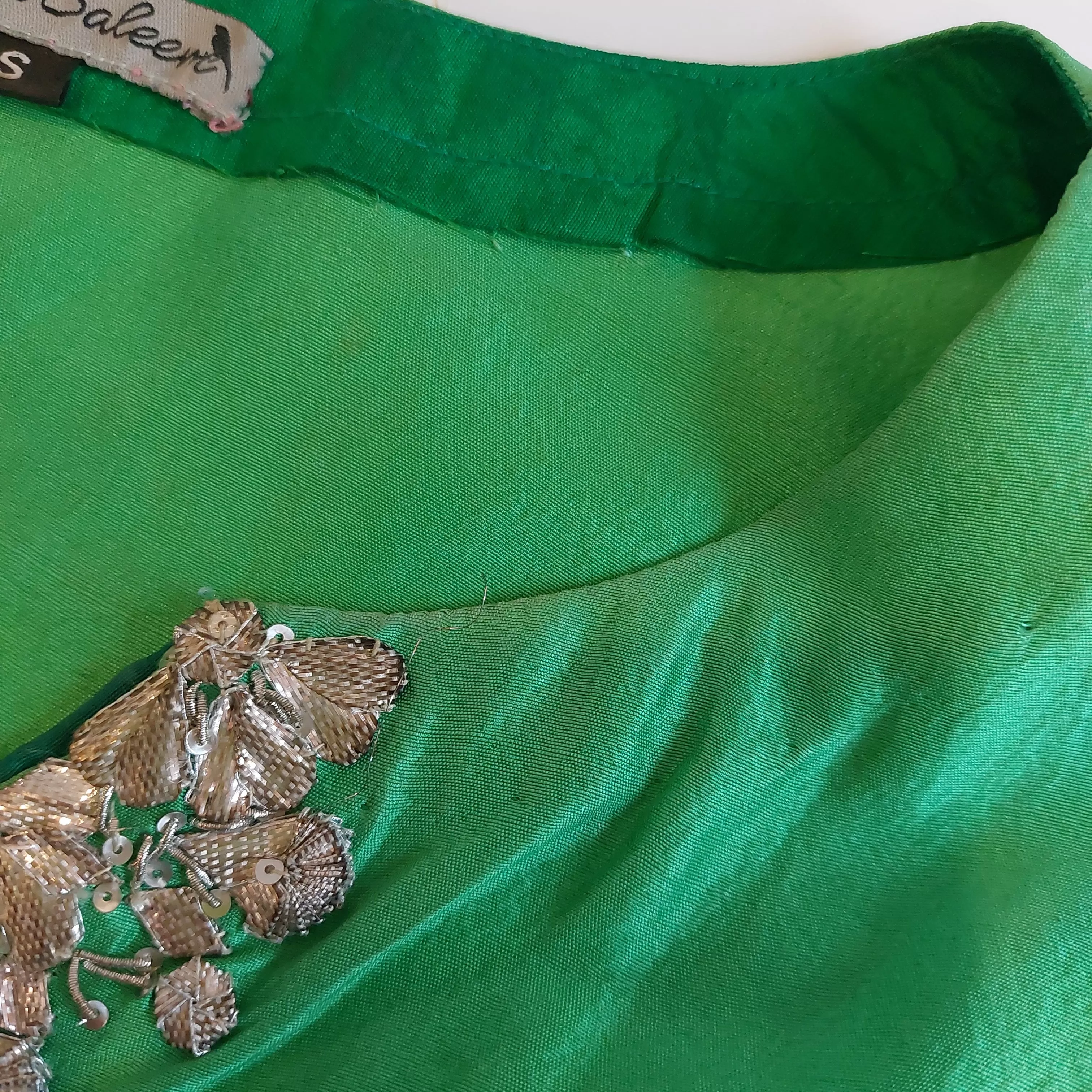 Zehra Saleem Green Sik Embroidered Neckline Kurta | Pre Loved |